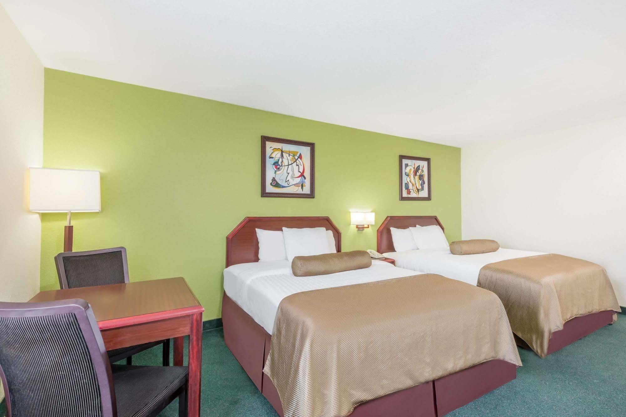Super 8 By Wyndham Somerset Bagian luar foto