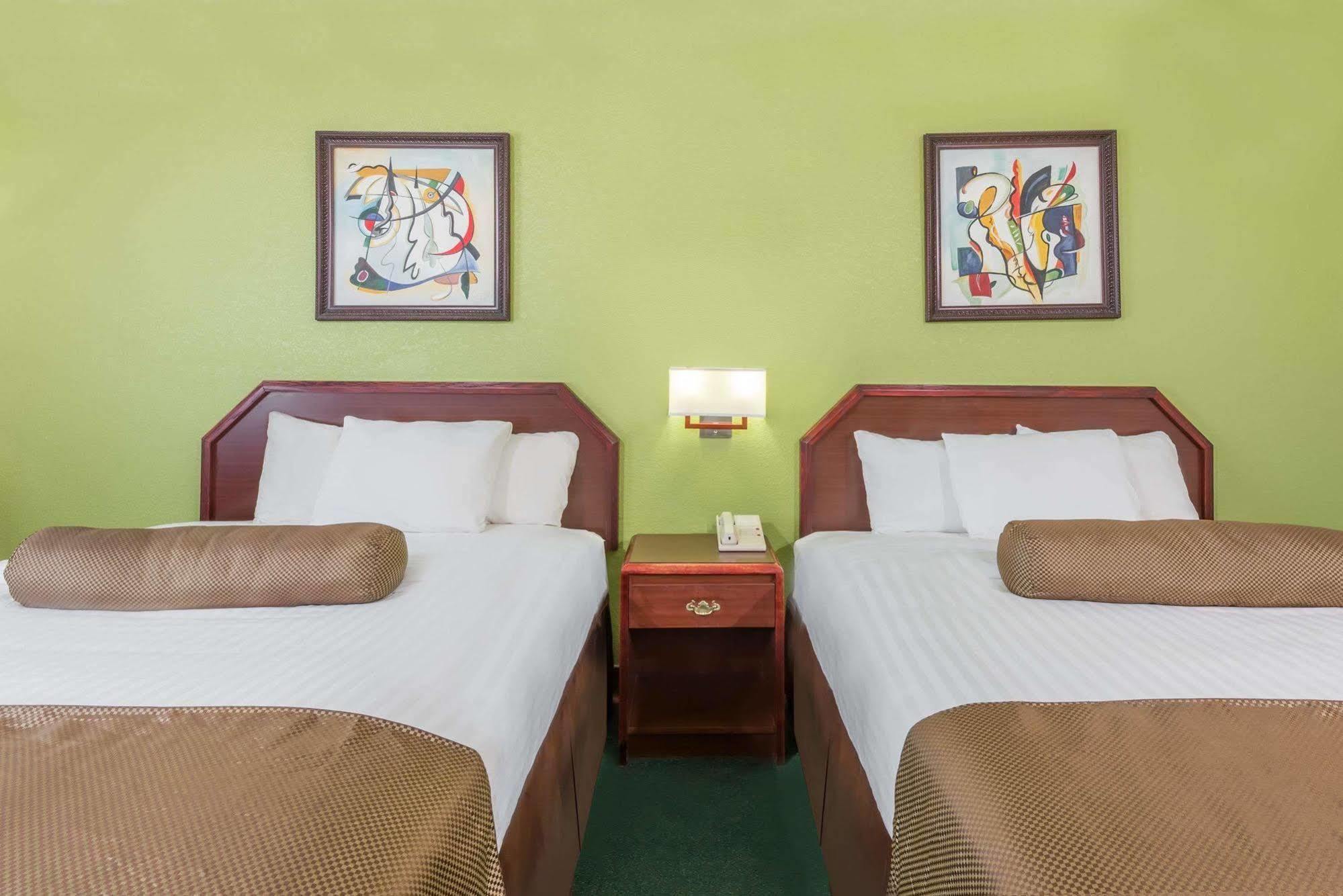Super 8 By Wyndham Somerset Bagian luar foto